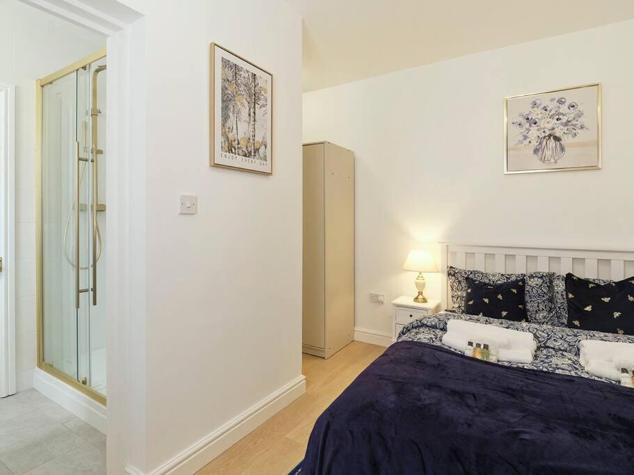 Rofennie Suite -Luxury Ensuite Room! Maidstone Exteriér fotografie